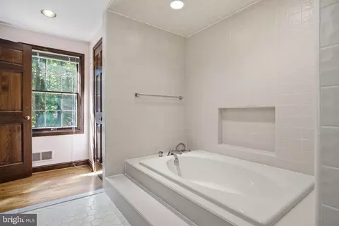 Bath - 9187 Old Dominion Dr, Mclean, VA 22102 photo 15 of 20