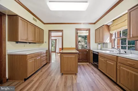 Kitchen - 9187 Old Dominion Dr, Mclean, VA 22102 photo 10 of 12