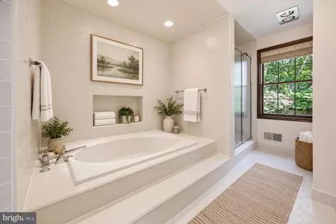 Bath - 9187 Old Dominion Dr, Mclean, VA 22102 photo 3 of 20