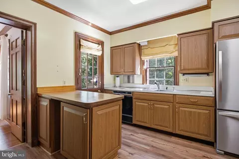Kitchen - 9187 Old Dominion Dr, Mclean, VA 22102 photo 8 of 12