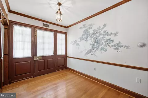 Entry Way - 9187 Old Dominion Dr, Mclean, VA 22102 photo 2 of 14