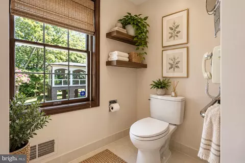 Bath - 9187 Old Dominion Dr, Mclean, VA 22102 photo 5 of 20