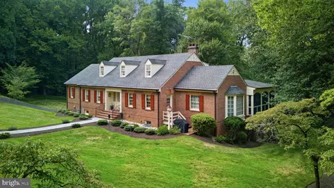 Exterior - 9187 Old Dominion Dr, Mclean, VA 22102 photo 11 of 22