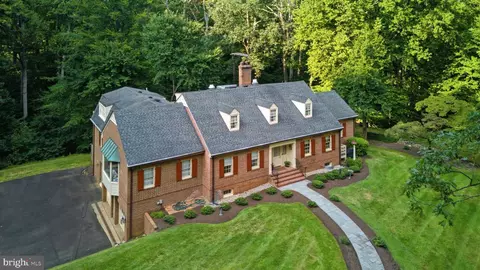 Exterior - 9187 Old Dominion Dr, Mclean, VA 22102 photo 8 of 22