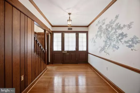 Entry Way - 9187 Old Dominion Dr, Mclean, VA 22102 photo 4 of 14