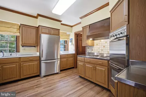 Kitchen - 9187 Old Dominion Dr, Mclean, VA 22102 photo 11 of 12