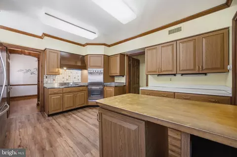 Kitchen - 9187 Old Dominion Dr, Mclean, VA 22102 photo 6 of 12