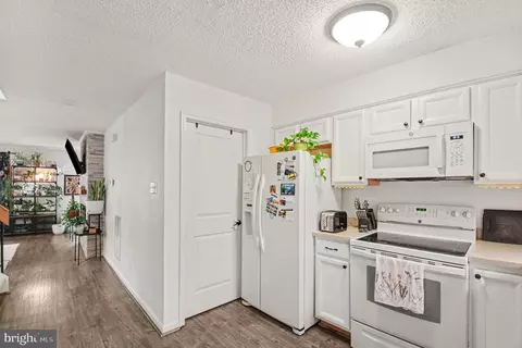 Entry Way - 2104 Cartwright Pl, Reston, VA 20191 photo 2 of 2