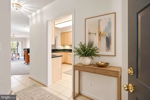 8856 Ashgrove House Ln #102, Vienna, VA 22182