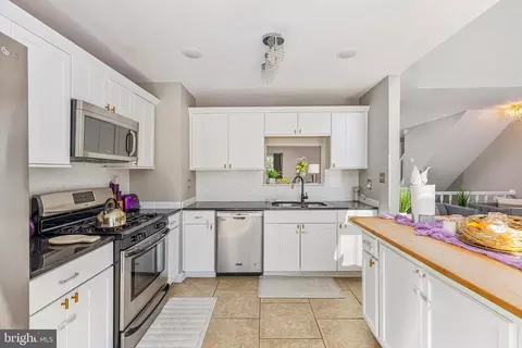 Kitchen - 6431 English Ivy Ct, Springfield, VA 22152 photo 2 of 2
