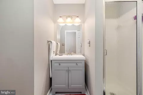 Bath - 6431 English Ivy Ct, Springfield, VA 22152 photo 3 of 3