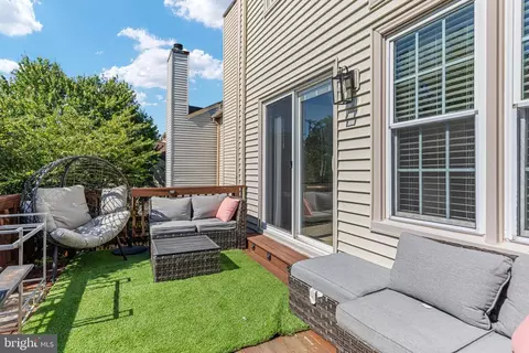 Exterior - 6431 English Ivy Ct, Springfield, VA 22152 photo 6 of 10