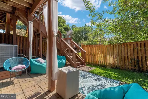 Exterior - 6431 English Ivy Ct, Springfield, VA 22152 photo 4 of 10