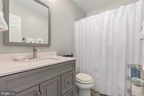 Bath - 6431 English Ivy Ct, Springfield, VA 22152 photo 2 of 3
