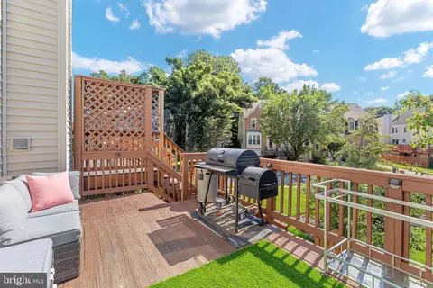 Exterior - 6431 English Ivy Ct, Springfield, VA 22152 photo 2 of 10