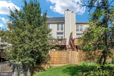 Exterior - 6431 English Ivy Ct, Springfield, VA 22152 photo 7 of 10