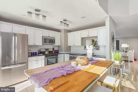 Kitchen - 6431 English Ivy Ct, Springfield, VA 22152 photo 1 of 2