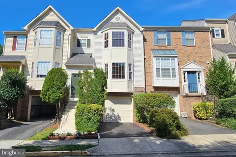 6888 Kerrywood Cir, Centreville, VA 20121