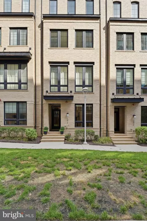 Exterior - 1874 Easterly Rd, Reston, VA 20190 photo 3 of 12
