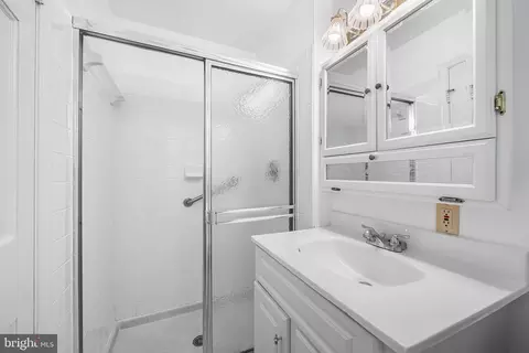 Bath - 8114 Langbrook Rd, Springfield, VA 22152 photo 2 of 3