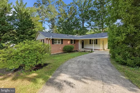 10196 Bessmer Ln, Fairfax, VA 22032