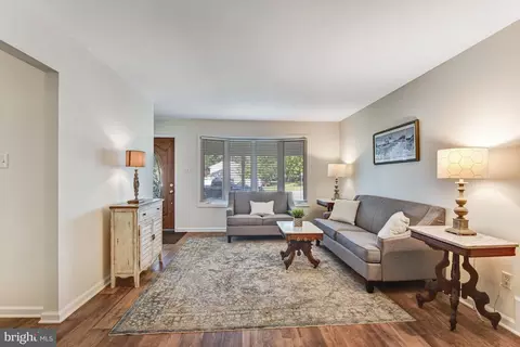 Living - 4125 Lees Corner Rd, Chantilly, VA 20151 photo 1 of 2