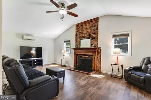 Living - 4125 Lees Corner Rd, Chantilly, VA 20151 photo 2 of 2