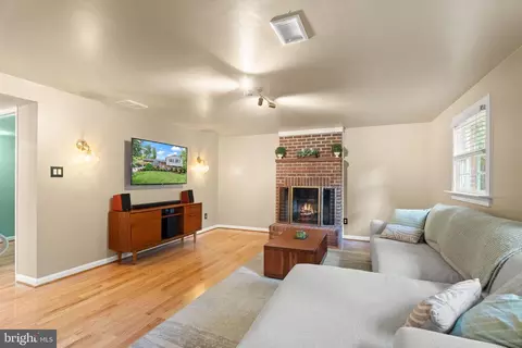 Living - 8632 Kerry Ln, Springfield, VA 22152 photo 3 of 3