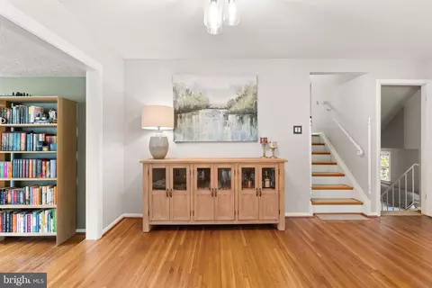 Entry Way - 8632 Kerry Ln, Springfield, VA 22152 photo 4 of 7