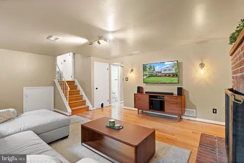 Living - 8632 Kerry Ln, Springfield, VA 22152 photo 2 of 3