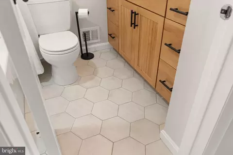Bath - 8632 Kerry Ln, Springfield, VA 22152 photo 4 of 7