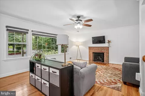 Living - 7223 Oriole, Springfield, VA 22150 photo 2 of 5
