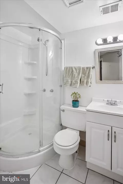 Bath - 7223 Oriole, Springfield, VA 22150 photo 5 of 6