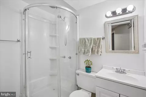 Bath - 7223 Oriole, Springfield, VA 22150 photo 6 of 6