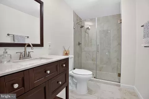 Bath - 2155 Pond View Ct, Reston, VA 20191 photo 3 of 3