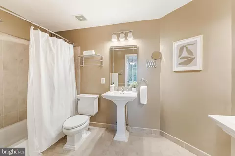 Bath - 11405 Windleaf Ct #25, Reston, VA 20194 photo 2 of 4