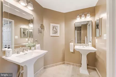 Bath - 11405 Windleaf Ct #25, Reston, VA 20194 photo 1 of 4