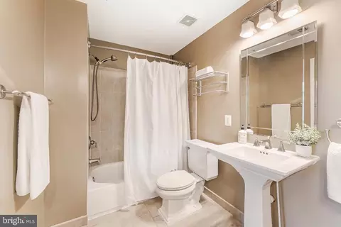 Bath - 11405 Windleaf Ct #25, Reston, VA 20194 photo 3 of 4
