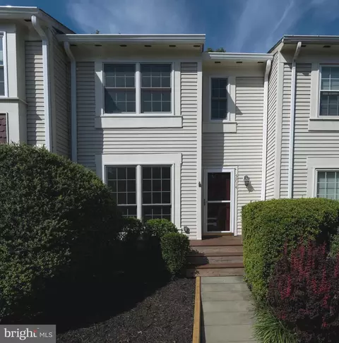 5714 Evergreen Knoll Ct, Alexandria, VA 22303