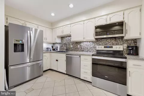 Kitchen - 5808 Canvasback Rd, Burke, VA 22015 photo 3 of 3