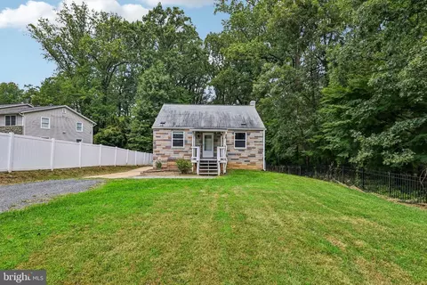 7806 Oak St, Falls Church, VA 22043