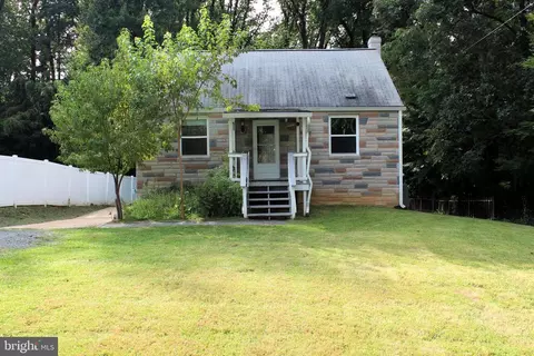 7806 Oak St, Falls Church, VA 22043