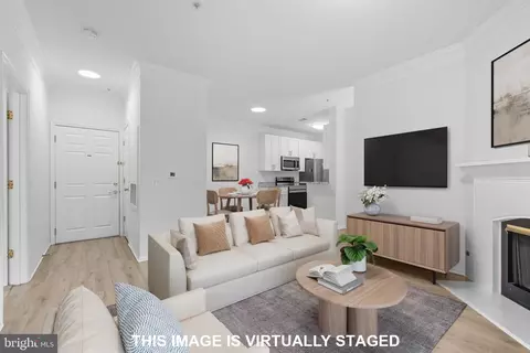 Living - 1581 Spring Gate Dr #5203, Mclean, VA 22102 photo 3 of 4