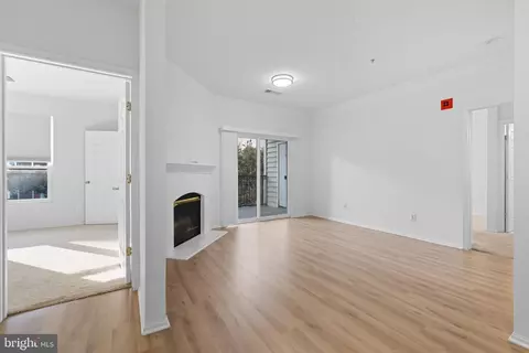 Living - 1581 Spring Gate Dr #5203, Mclean, VA 22102 photo 4 of 4