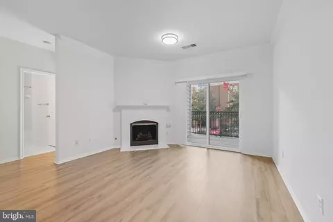 Living - 1581 Spring Gate Dr #5203, Mclean, VA 22102 photo 2 of 4