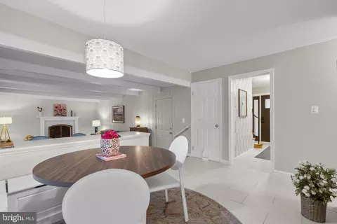 Entry Way - 6106 Roxbury Ave, Springfield, VA 22152 photo 3 of 5