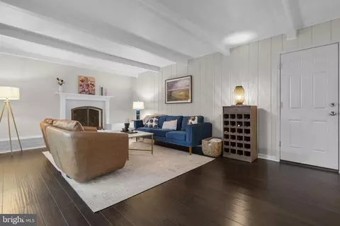 Living - 6106 Roxbury Ave, Springfield, VA 22152 photo 3 of 4