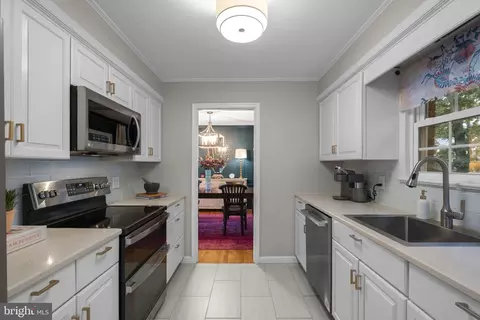 Entry Way - 6106 Roxbury Ave, Springfield, VA 22152 photo 2 of 5