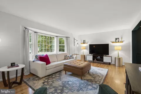 Living - 6106 Roxbury Ave, Springfield, VA 22152 photo 2 of 4