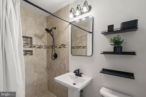 Bath - 6106 Roxbury Ave, Springfield, VA 22152 photo 2 of 5